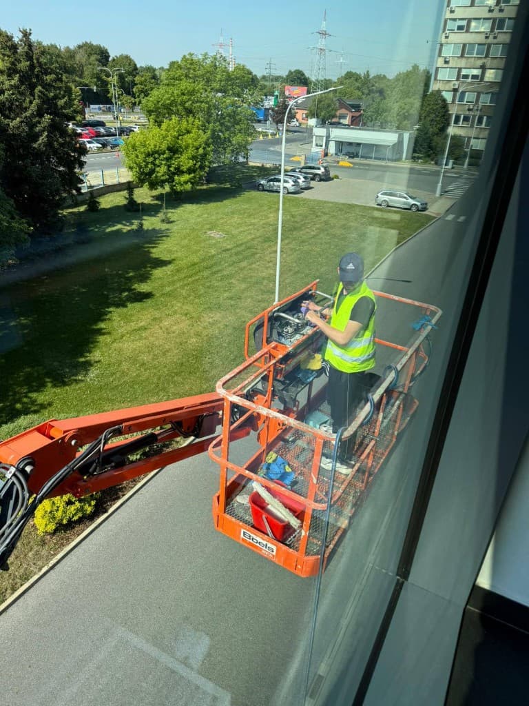 Mytí oken výškových budov — naše práce